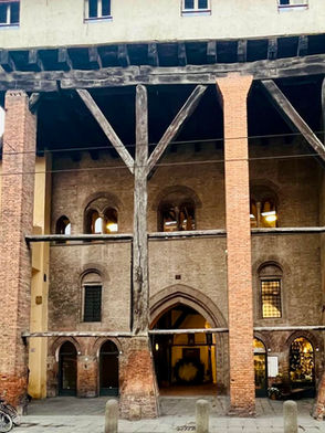 Corte Isolani, Bologna, portico con punte di freccia
