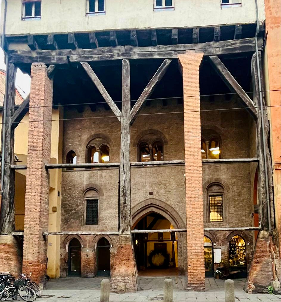 Corte Isolani, Bologna, portico con punte di freccia