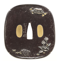 古瓦草花図鐔 　銘　加茂明祥(花押)