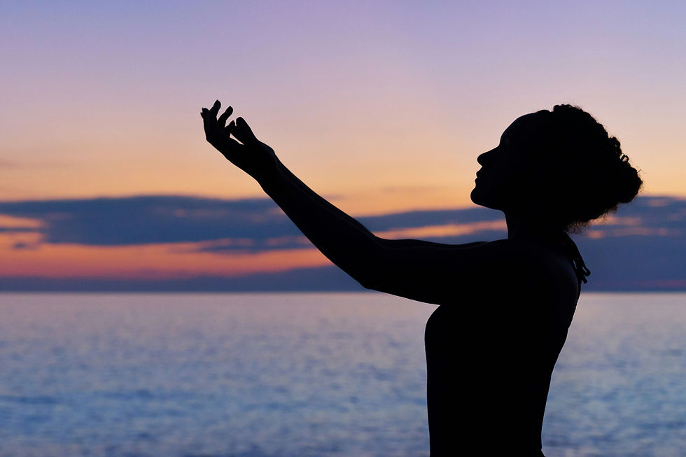 Une femme médite devant la mer