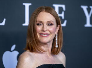 Julianne Moore posing in red carpet