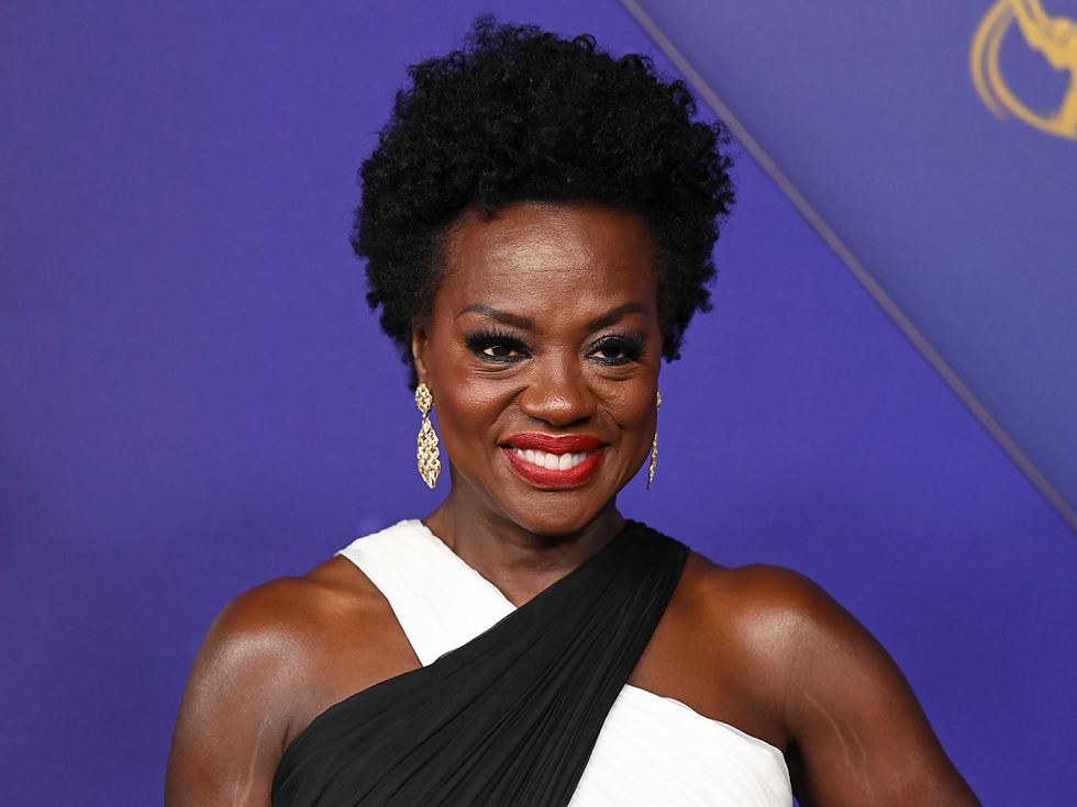 Viola Davis smiling posing in red carpet