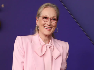 meryl streep smiling to camera in red carpet