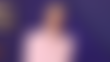 meryl streep smiling to camera in red carpet