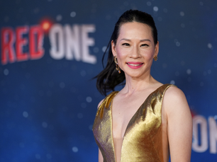 lucy liu posing in red carpet
