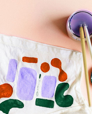 ¿Abrumado por el estrés laboral? ¡Desconecta y libera tu creatividad en el Taller de Pintura! Aprende, relaja y diviértete creando arte en un entorno ameno. ¡Inscríbete ya!