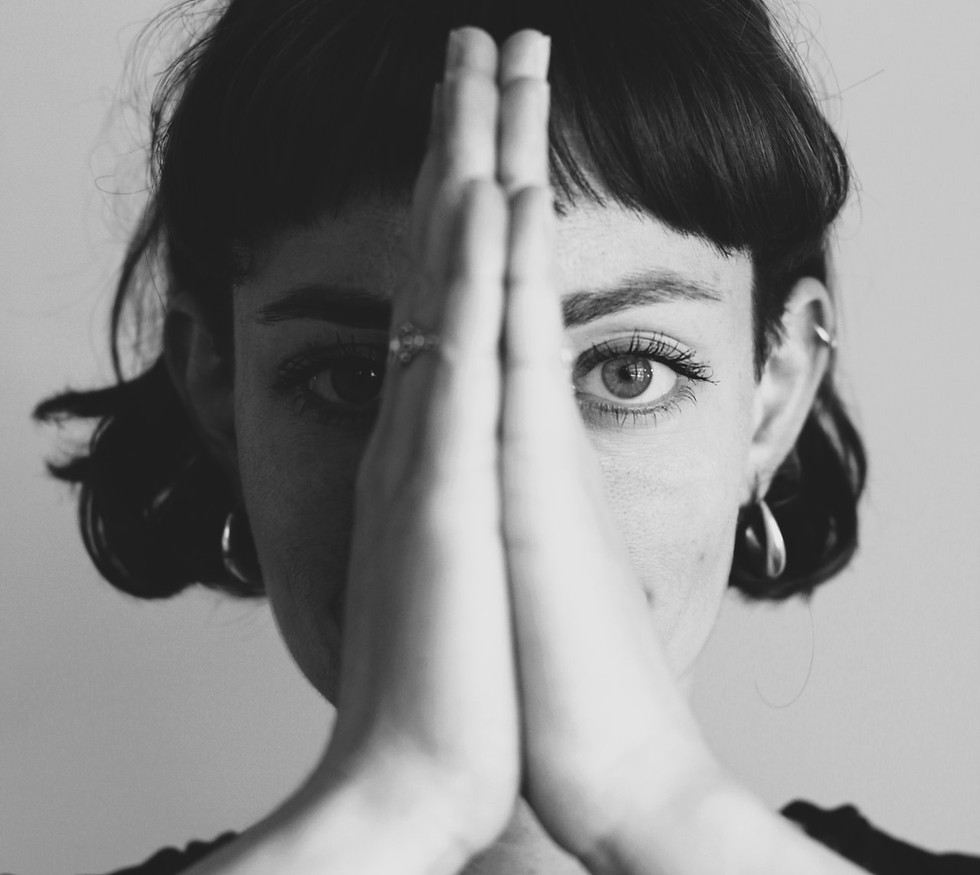 Frau in Yoga-Pose, Hände vor dem Gesicht, Yoga Winterthur