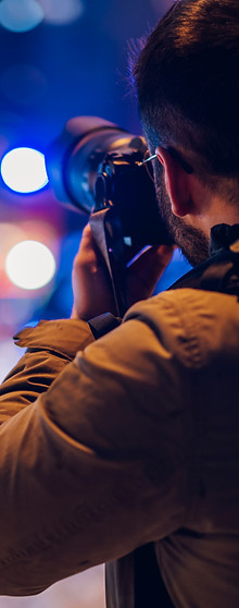 reporter-photographer-shooting-in-the-city-street-2022-03-29-07-09-53-utc.jpg