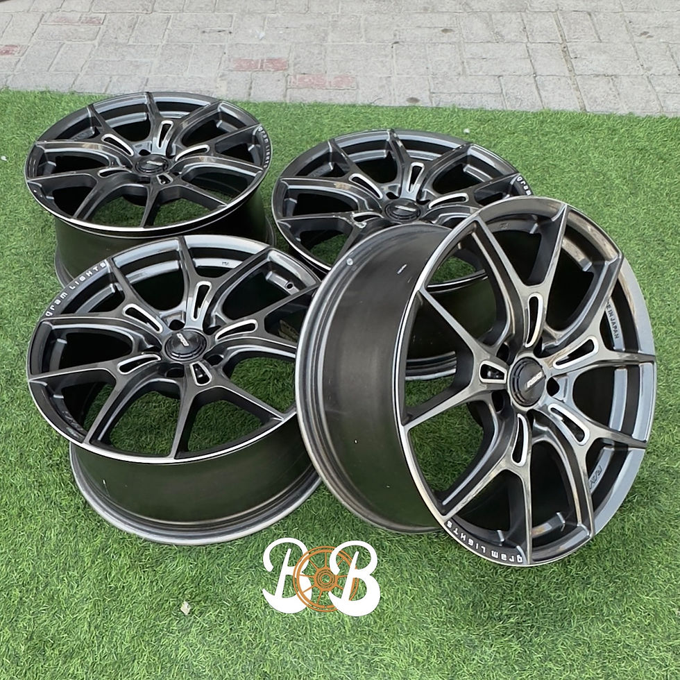 الصورة المصغرة: Four dark gray wheels on green grass. AMG STYLE IV (W211) B and B wheels