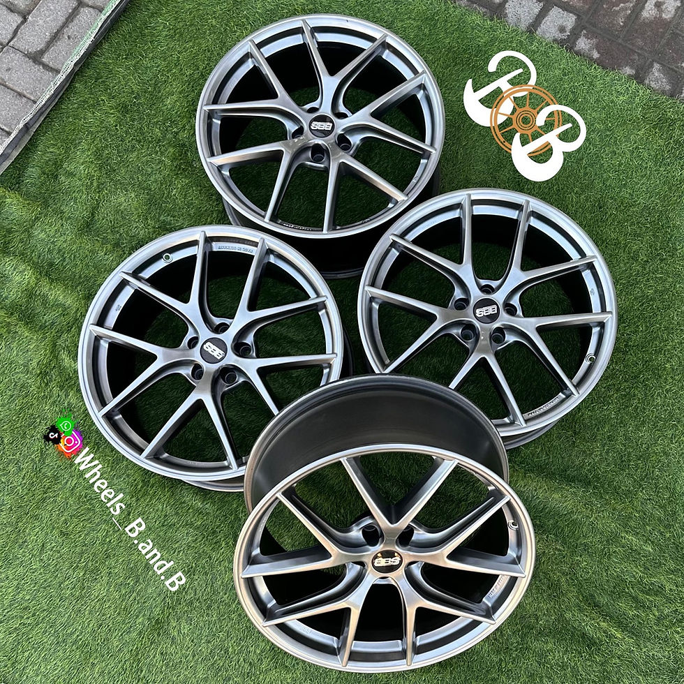 الصورة المصغرة: Four silver wheels with the letters Wheels, B and B; OZ ULTRALEGGERA; on green grass.