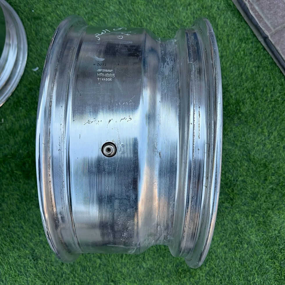 الصورة المصغرة: Silver wheel rim, angled view, shiny appearance. BMW STYLE 437M on grass surface wheels B and B.