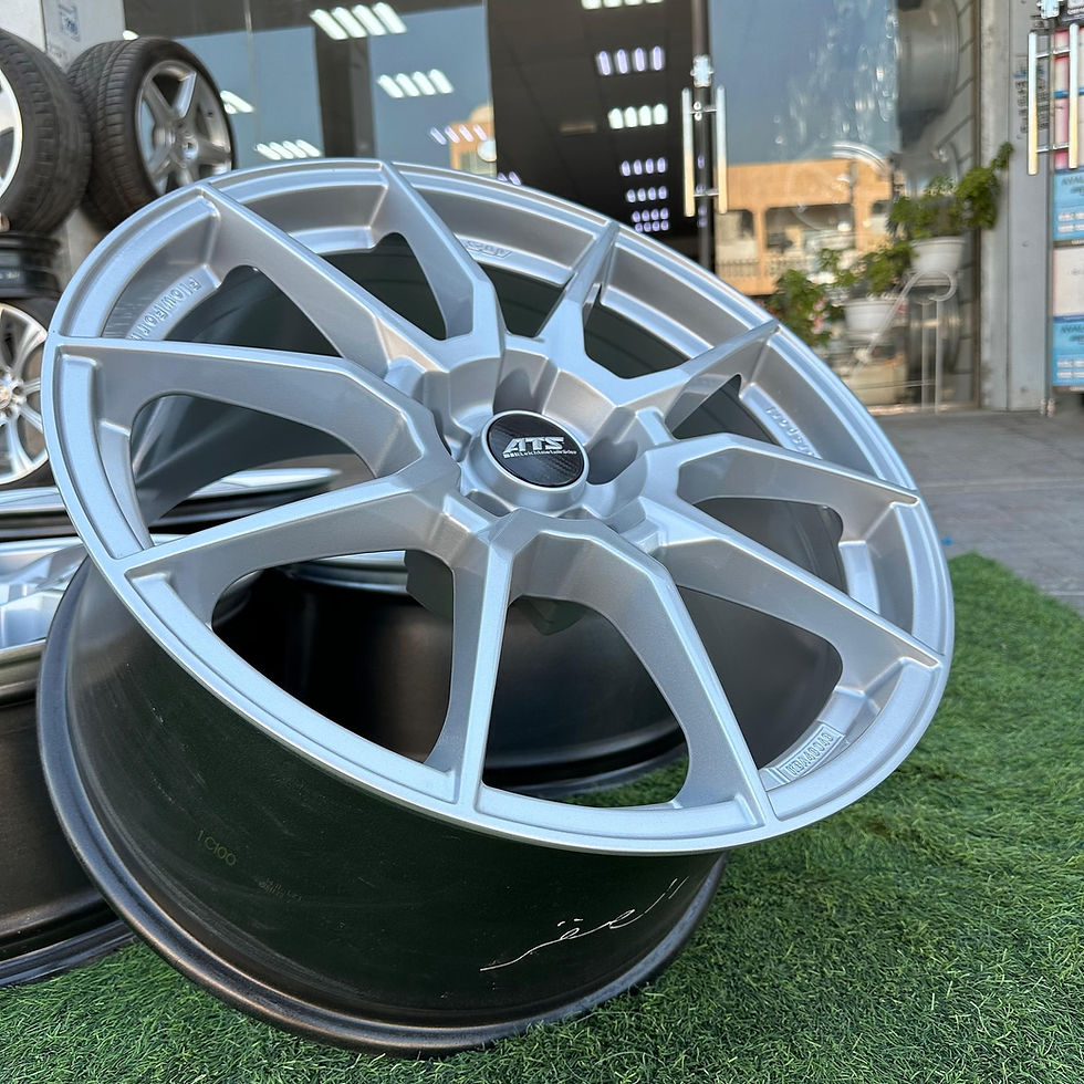 الصورة المصغرة: Silver car wheel displayed on a green field OZ ULTRALEGGERA close up, wheels B and B