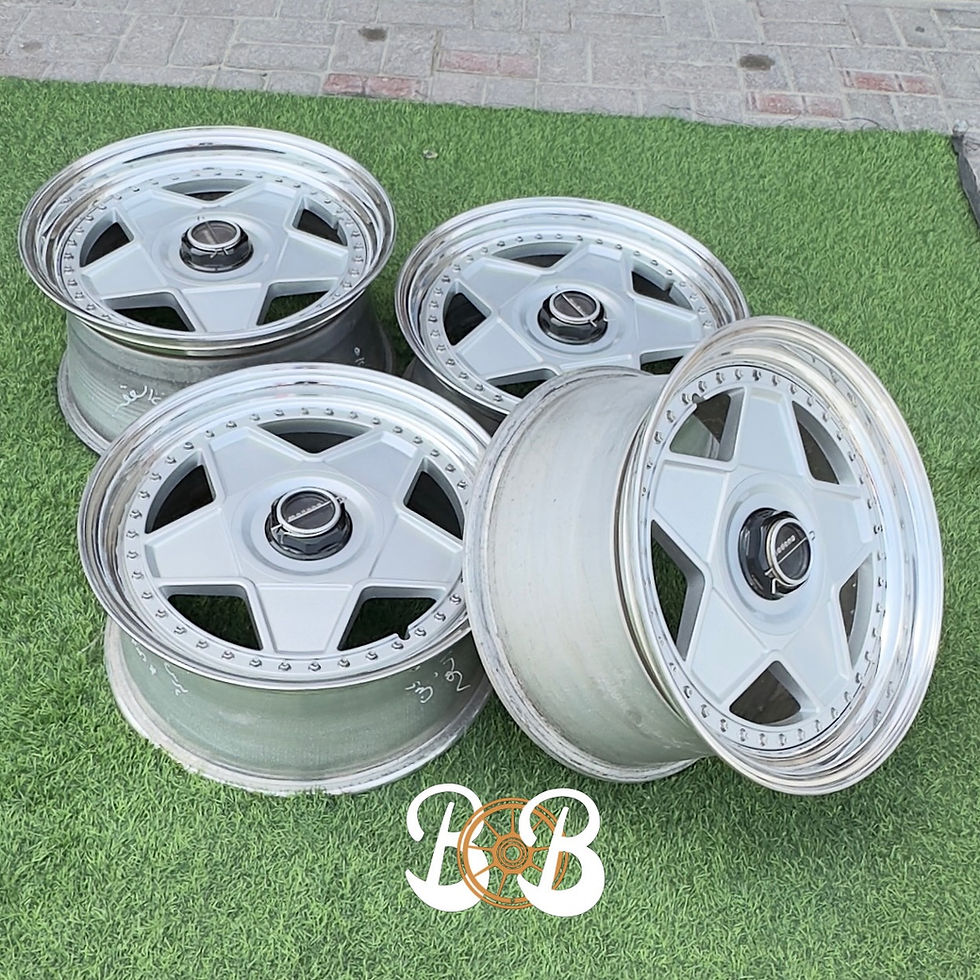 الصورة المصغرة: Set of wheels BB RAYS HOMURA 2x5S silver rims on a grassy surface.