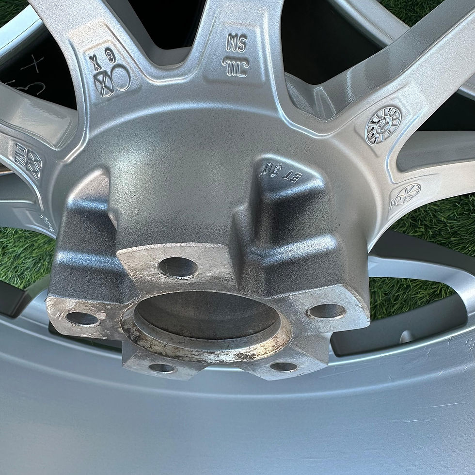 الصورة المصغرة: Close-up of a silver wheel with text and OZ ULTRALEGGERA on display.