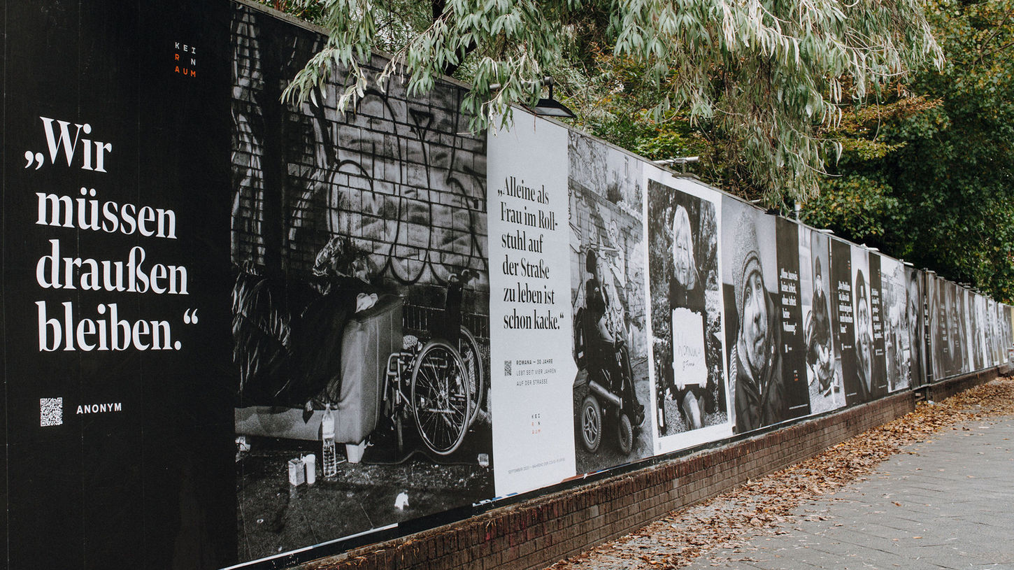 Outdoor Ausstellung "KEIN RAUM - Obdachlos in Zeiten von COVID-19" in Berlin, Kreuzberg.