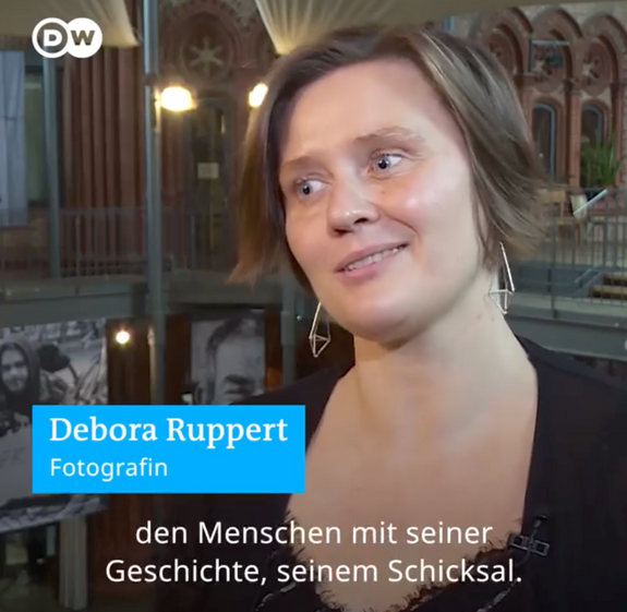 Fotografin Debora Ruppert im Fernsehinterview mit der Deutschen Welle.