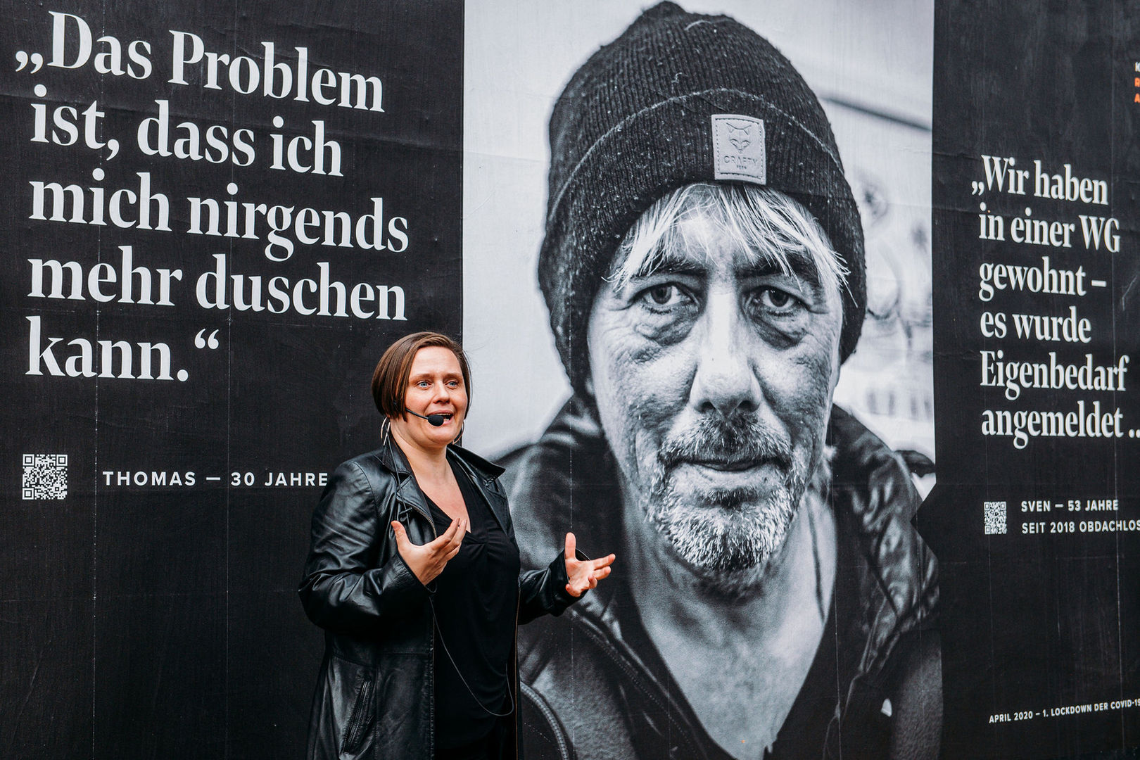 Fotografin, Debora Ruppert steht vor der Outdoor Ausstellung "KEIN RAUM - Obdachlos in Zeiten von COVID-19" in Berlin, Kreuzberg.