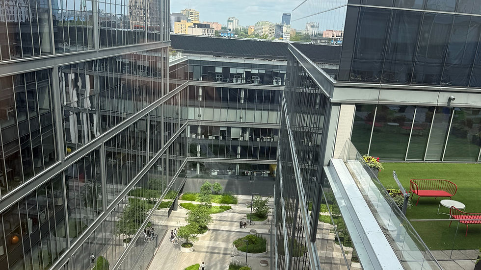 Widok z okna biurowca na panoramę centrum Warszawy podczas montażu smart lockerów.