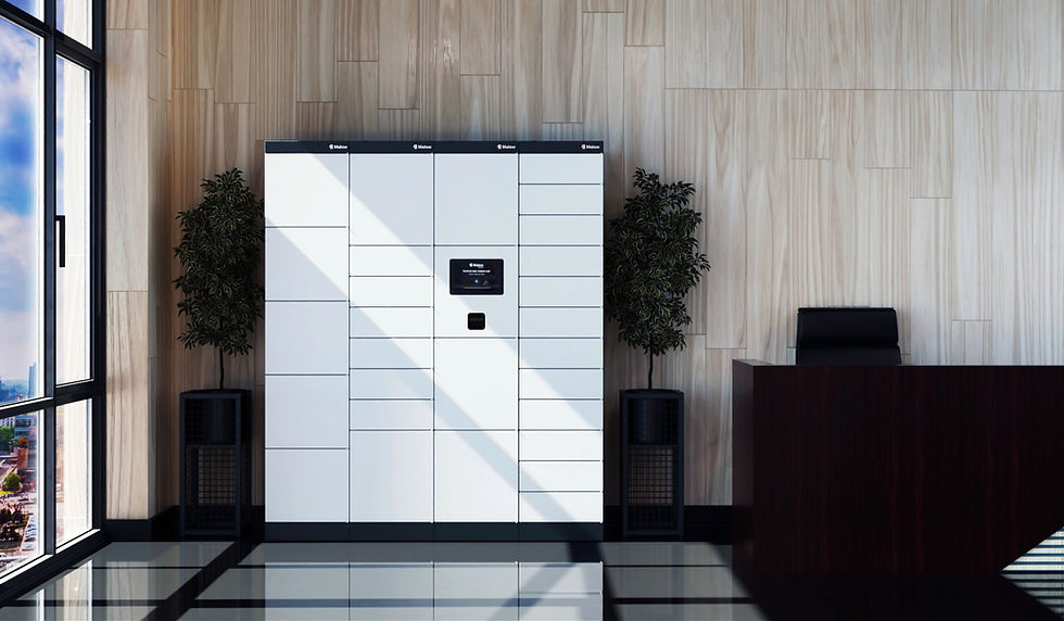 Locker Smart Office z 28 skrytkami i centralnym ekranem dotykowym, zamontowany przy drewnianej ścianie w nowoczesnym biurze z roślinami.