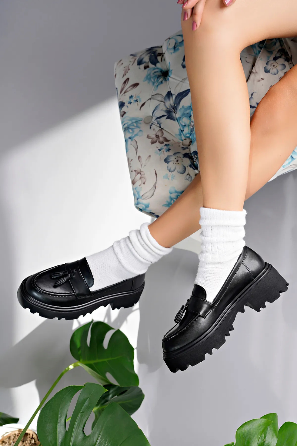 Küçük resim: Siyah rugan cilt kalın taban kadın loafer ayakkabı, püsküllü detaylı modern günlük şık loafer model