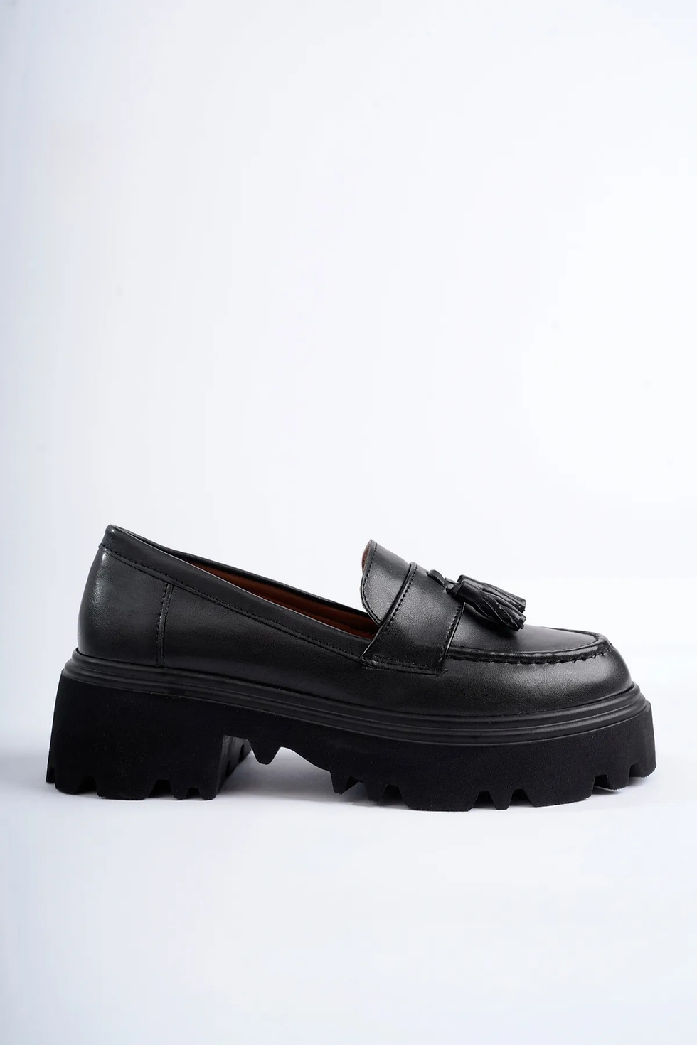 Küçük resim: Siyah rugan cilt kalın taban kadın loafer ayakkabı, püsküllü detaylı modern günlük şık loafer model