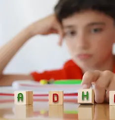 l-enfant-souffrant-d-un-trouble-du-deficit-de-l-attention-est-frustre-en-faisant-ses-devoi