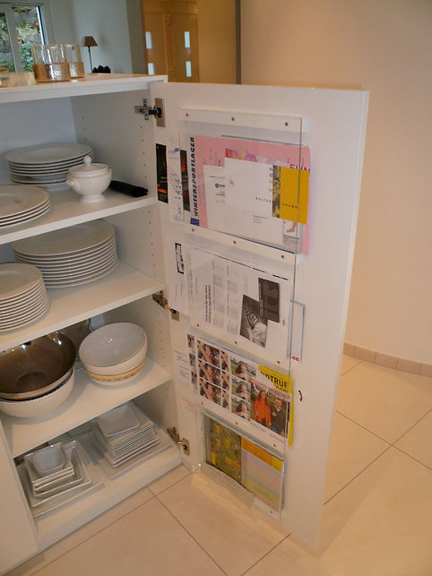 Detail Innennutzung beim Küchen-Thekenmöbel mit Papierablagen für jedes Familienmitglied