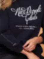 Moletom marinho estampado "Nice People Club". Gola alta canelada, manga longa com cava caída
