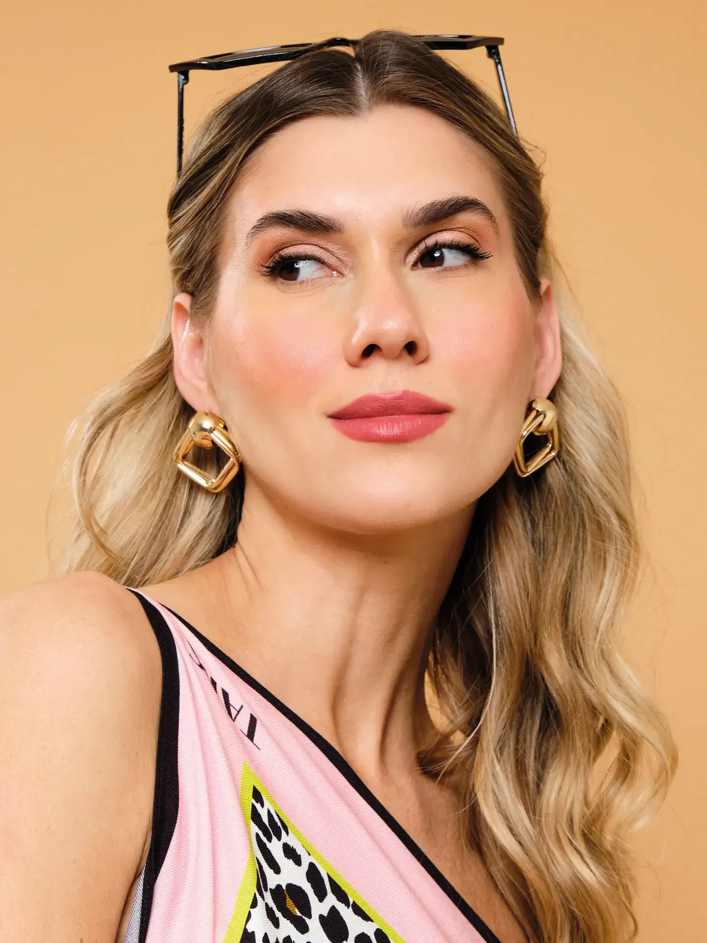 brinco dourado em formato de losango