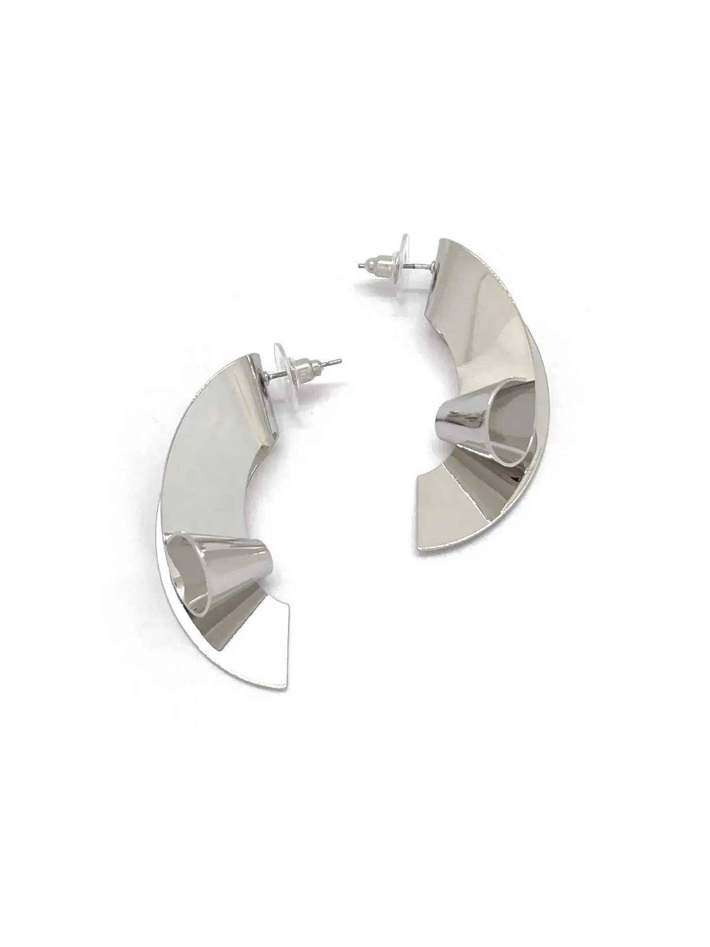 brinco geométrico torcido prateado