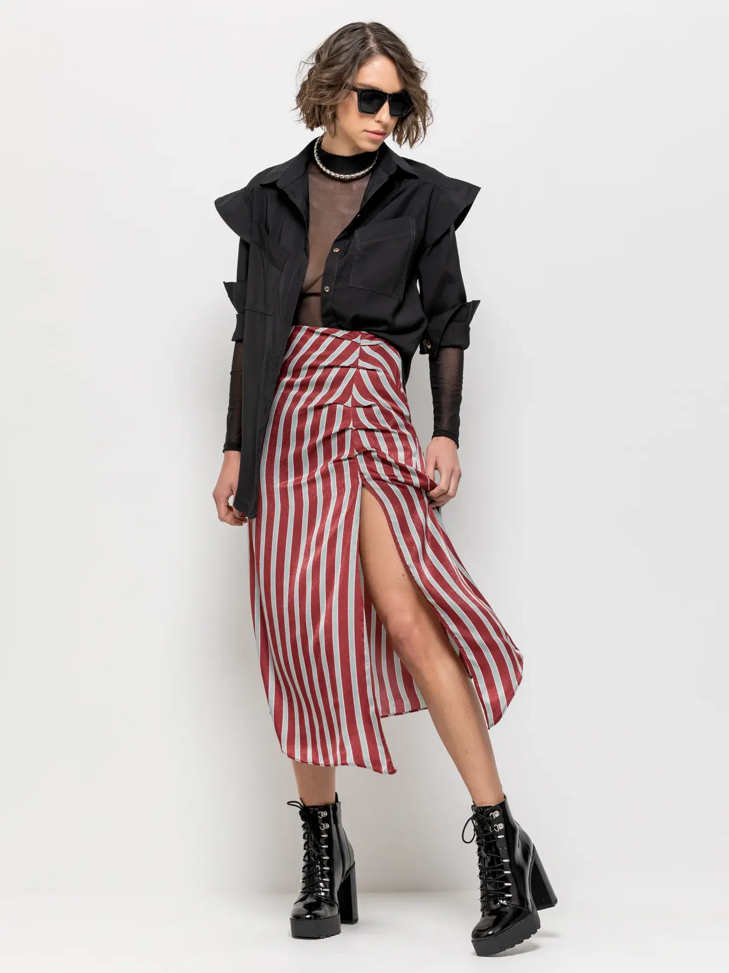 saia midi com fenda listrada na cor cinza e vinho vista de frente