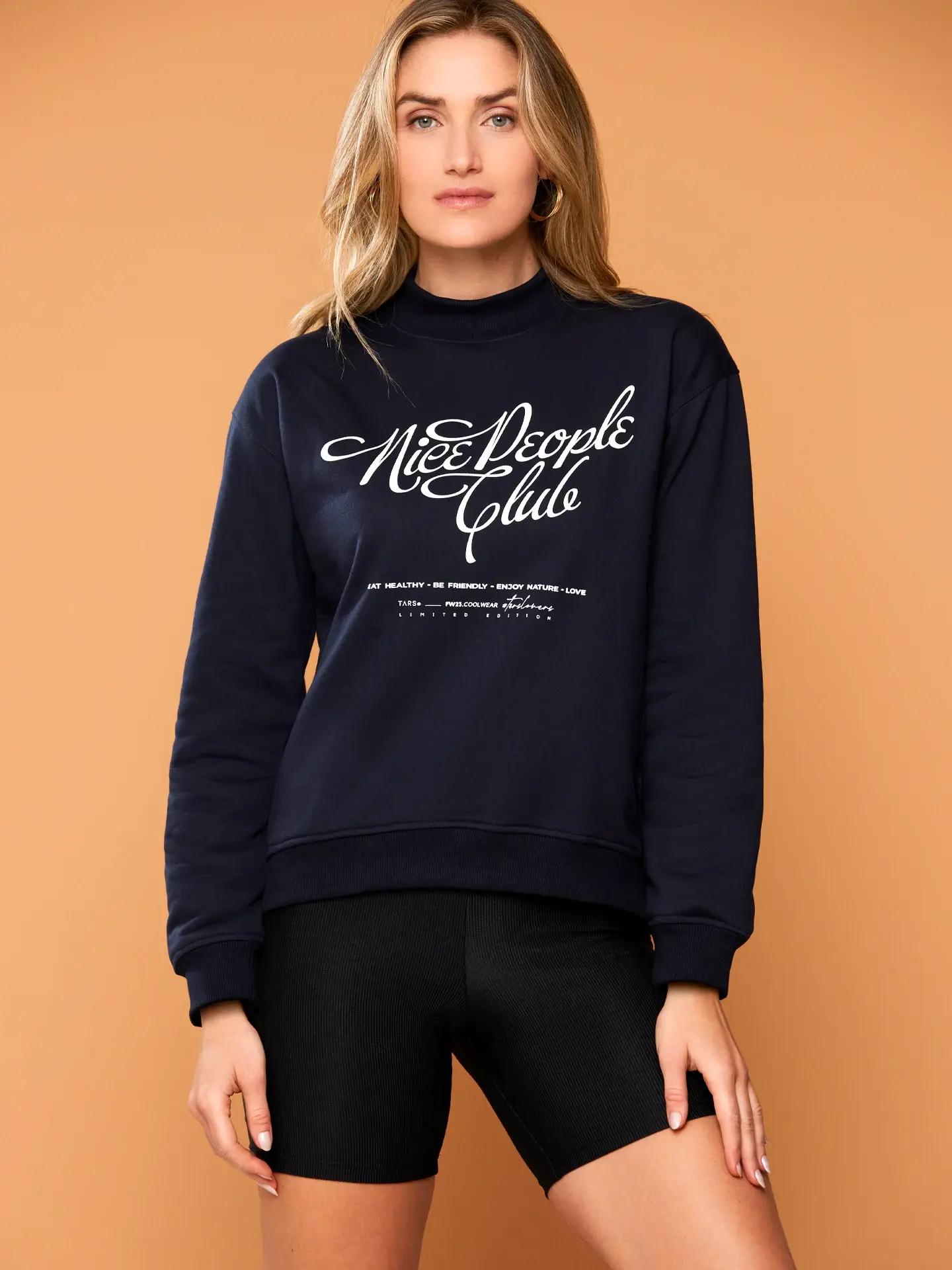 Moletom marinho estampado "Nice People Club". Gola alta canelada, manga longa com cava caída