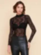 Blusa renda floral transparente, modelagem justa e confortável. Gola alta, mangas longas e botões madre-pérola preta.