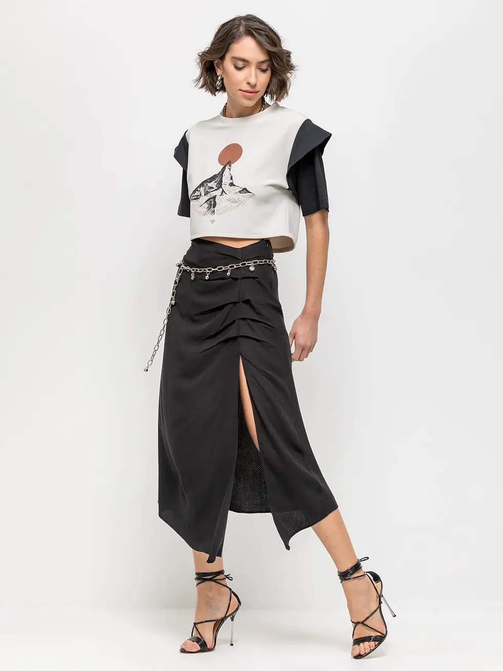 blusa cropped off-white com manga estruturada