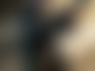 homem cabelo liso jaqueta com arma apontada 007