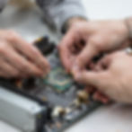 Técnico realizando montagem de PC gamer instalando processador.