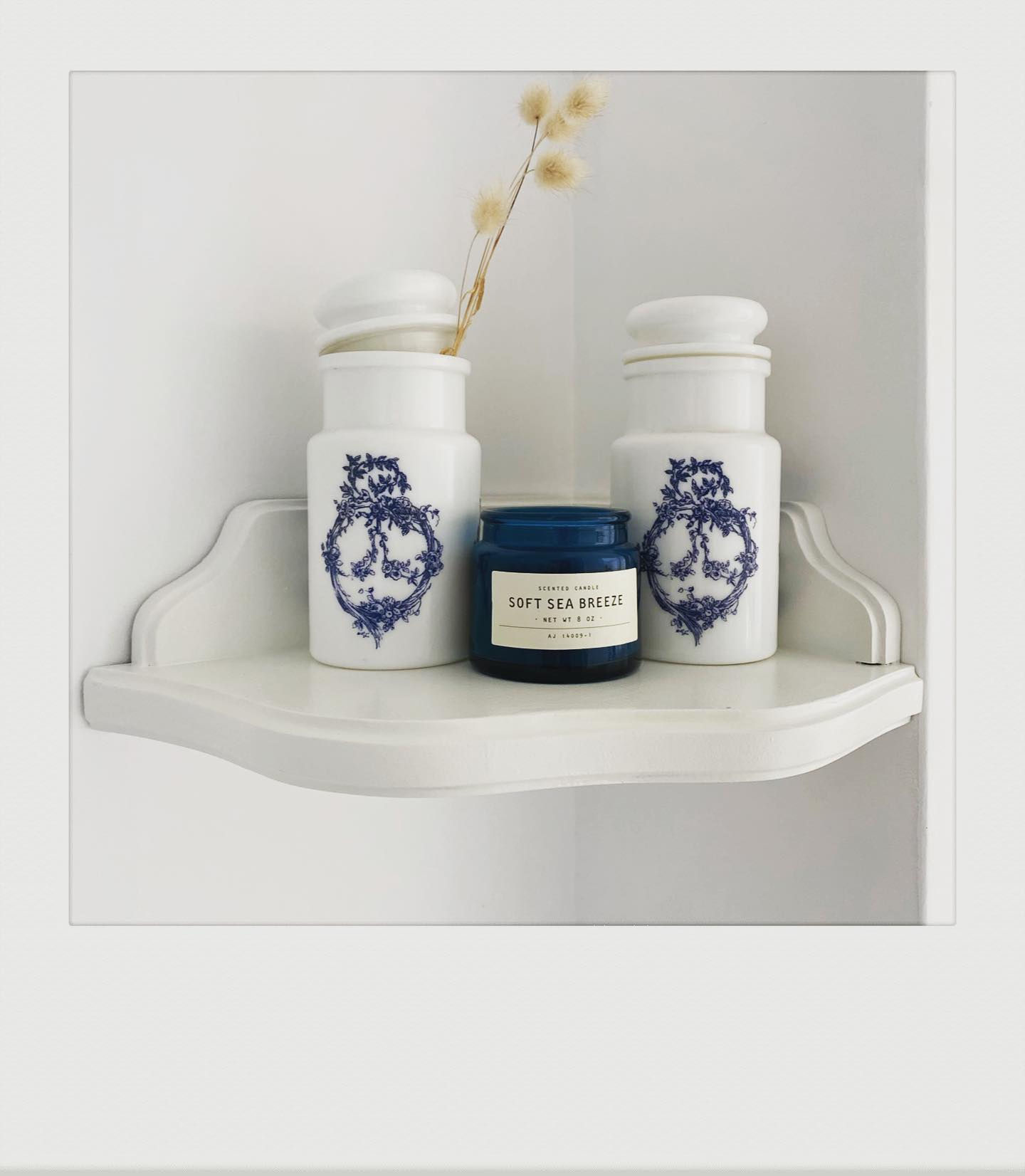 Petit pot d'apothicaire en opaline et motif bleu outremer