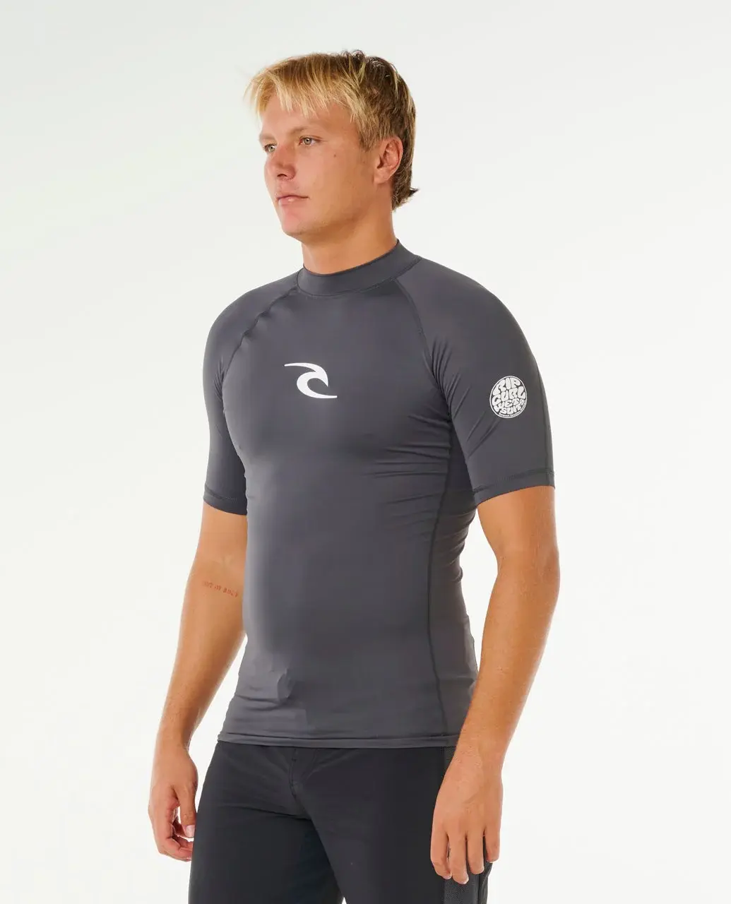 RIP CURL MEN'S WAVES UPF50 PERFORMANCE SHORT SLEEVE RASH GUARD CHARCOAL GREY