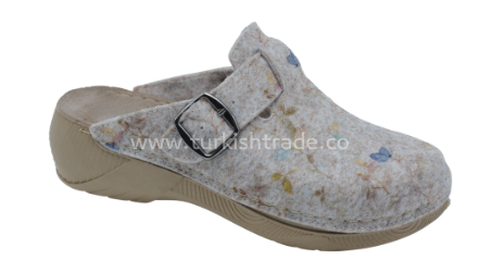 Thumbnail: Wholesale Women's Closed-Toe Slippers - Elegant & Comfortable