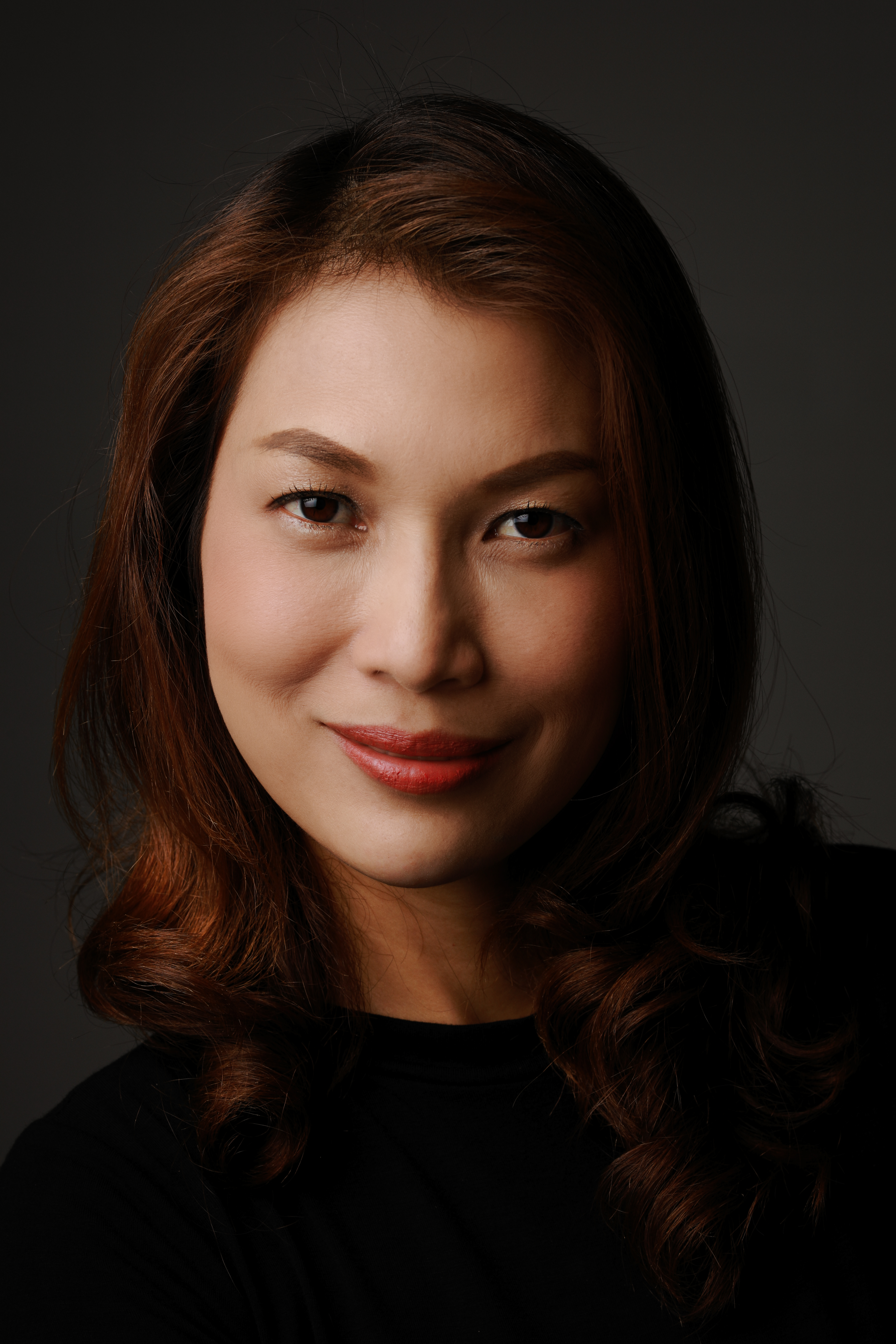 vecteezy_portrait-of-beautiful-asian-woman-smiling-and-looking-to_6774544.jpg