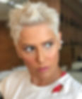 Deborah Secco com cabelos curtos e Platinados
