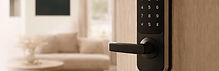 Serrure intelligente moderne sur porte b