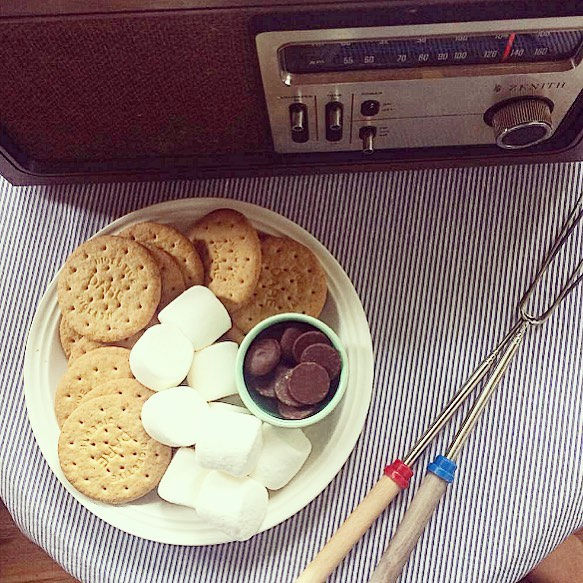 Ptite collation de Smores dans le poêle à bois, parce que c'est gris et froid dehors