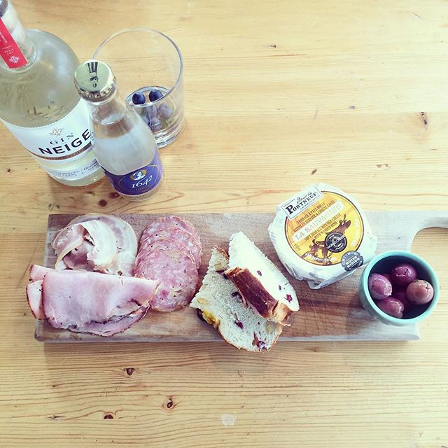 Ptit souper en solo au chalet avec Lucky le golden retriever et beaucoup de bonnes choses 👌🏼 #1642