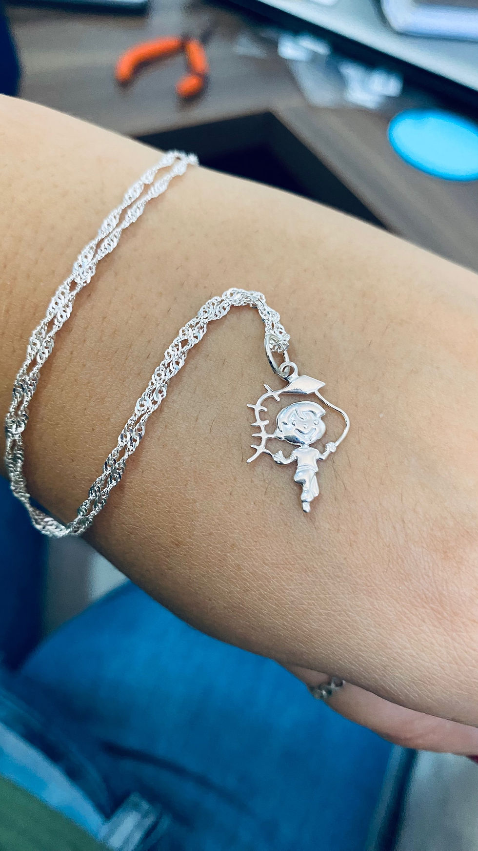 Pingente criança brincando