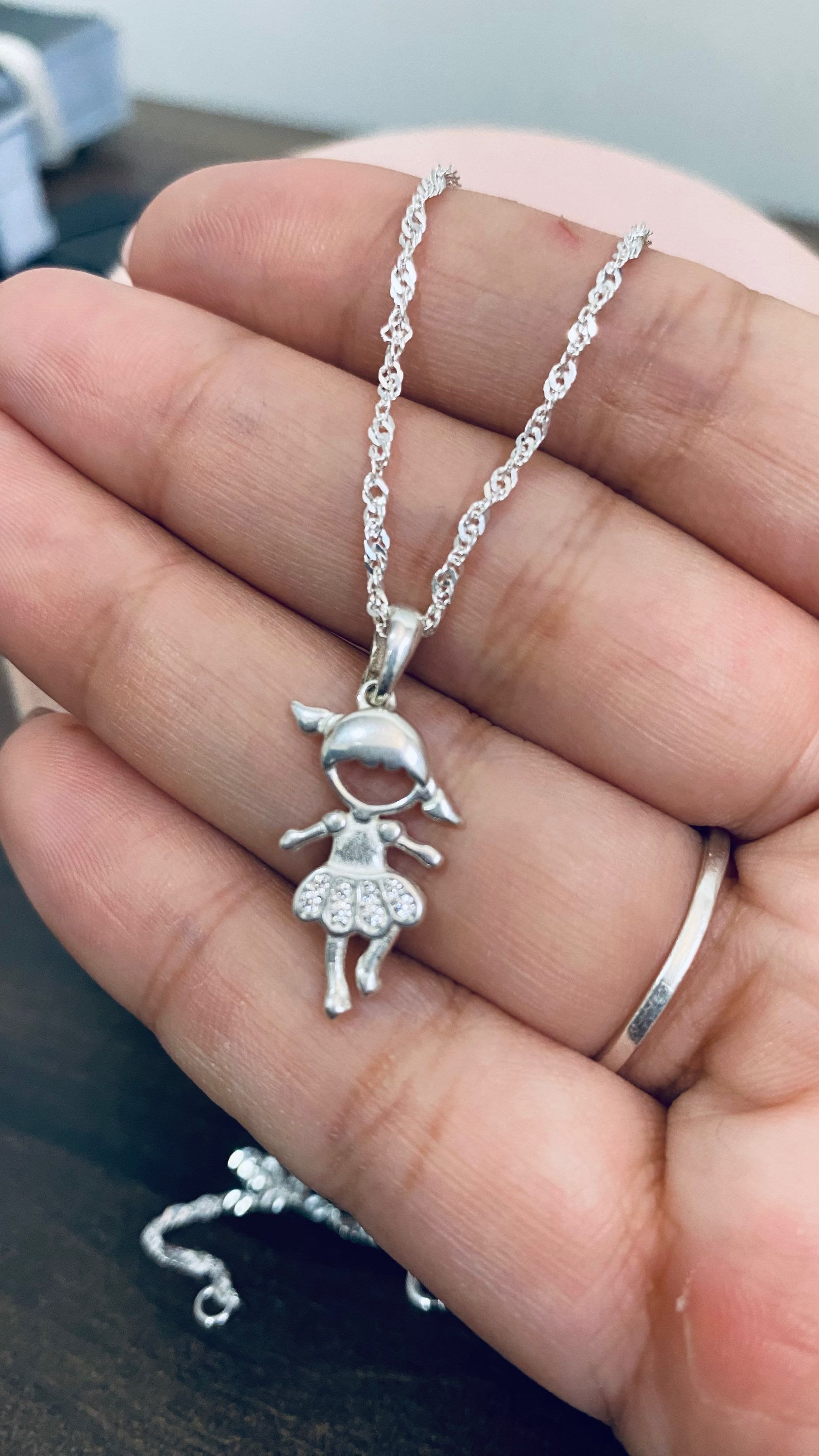 Pingente criança detalhes em zircônias 