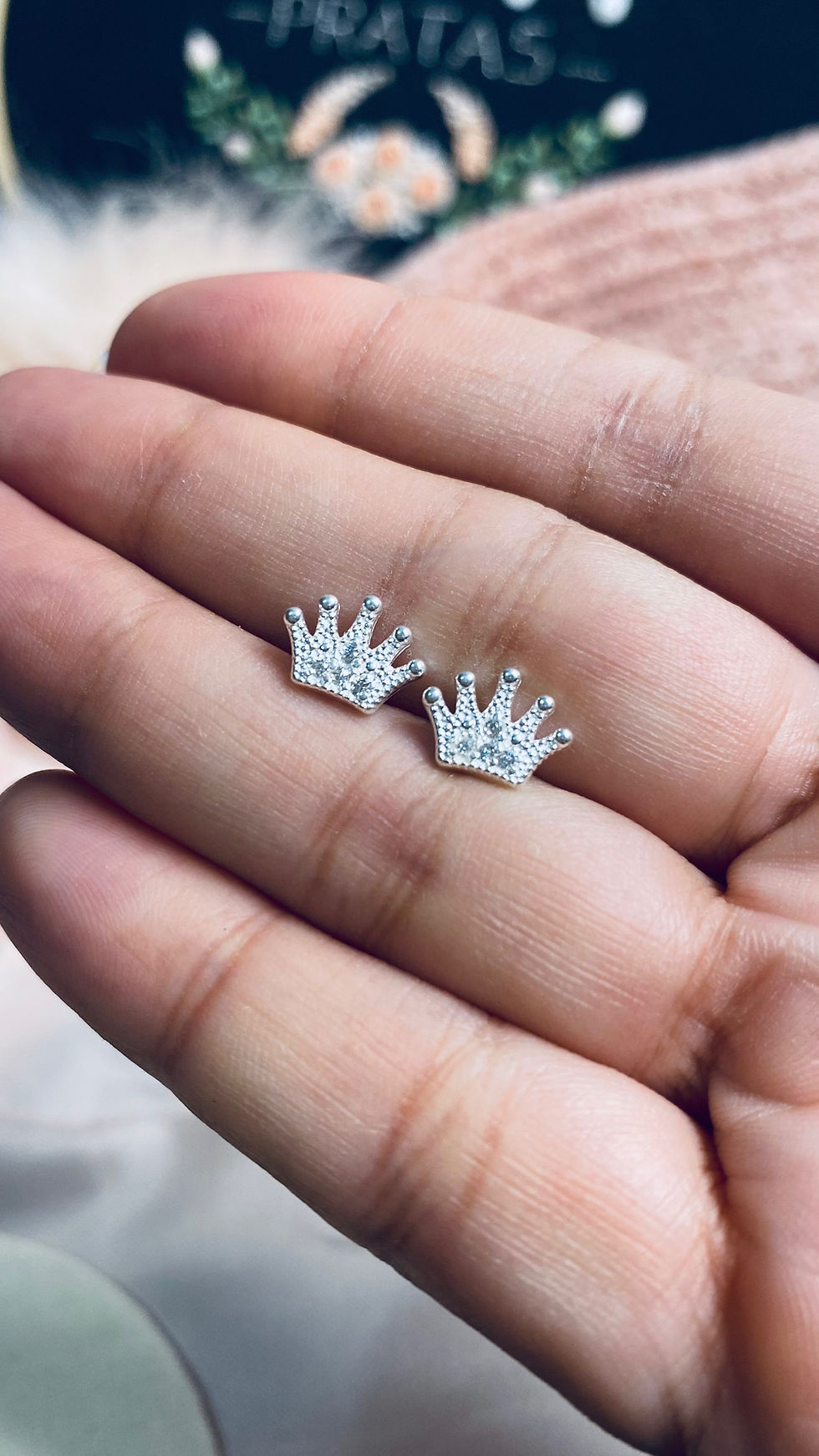 Brincos coroas com detalhe em zircônia