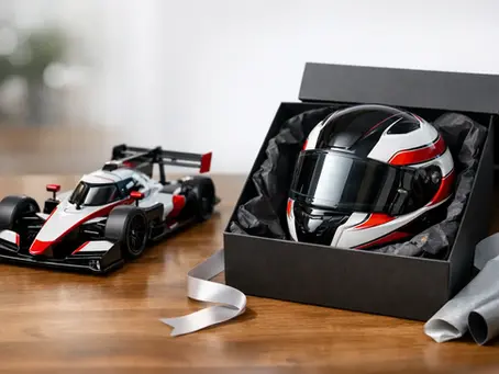 En samlarmodell eller minhjälm är den perfekt gåvan till en motorsportentusiast.