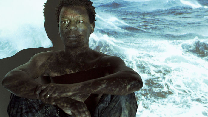 NA PELE DE REFUGIADOS AFRICANOS ELE DESCOBRE AS “FACES DA MESMA HISTÓRIA, DA ESCRAVIDÃO ATÉ HOJE"