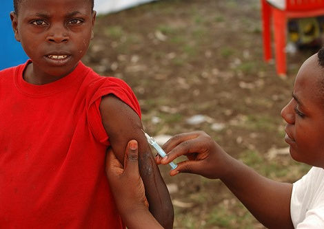 ESCÂNDALOS PASSADOS FAZEM AFRICANOS DESCONFIAR DE VACINAS OCIDENTAIS CONTRA O CORONAVÍRUS